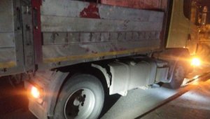 TIR'ın altında kalan motosikletin sürücüsü ağır yaralandı