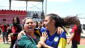 Torunun şampiyonluk sevincine ortak oldu