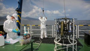 TÜBİTAK Gemisi, İzmir Körfezi'ni gözlemliyor