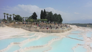 Turistler Pamukkale'yi doldurdu