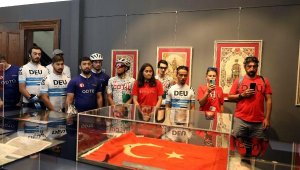 Türk bayrağını bisikletle Türk Bayrakları Müzesi'ne ulaştırdılar