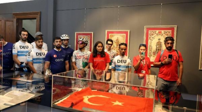 Türk bayrağını bisikletle Türk Bayrakları Müzesi'ne ulaştırdılar