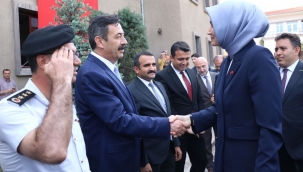 Türkiye'nin ilk başörtülü valisi görevine başladı