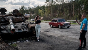 Ukraynalılar'ın Rus enkazları ile zafer pozları