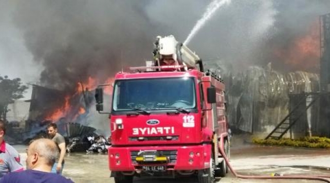 Uşak'ta paspas ipliği üretimi yapan fabrikada yangın