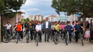 Uşak'ta sağlıklı bir gelecek için iki proje okulunda öğrencilere bisiklet dağıtıldı