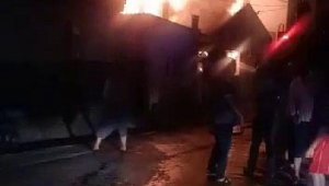 Uykudayken evlerinde yangın çıktı, komşuları kurtardı 