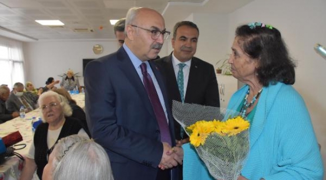 Vali Köşger, huzurevi sakinleriyle bayramlaştı