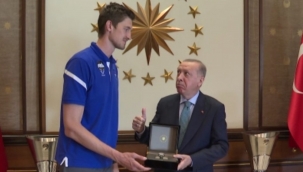 Yanında kısa kaldı! Pleiss'ın boyu Cumhurbaşkanı Erdoğan'ı şaşırttı