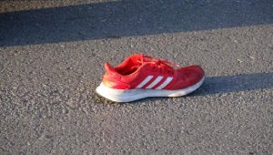 Yolun karşısına geçerken otomobil altında kaldı