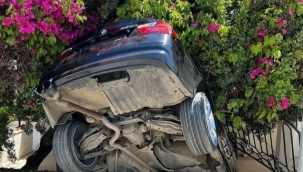 Yürekler ağza geldi: Otomobil hızını alamayıp bahçeye girdi