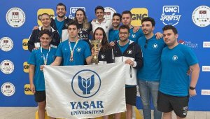 Yüzmeye Yaşar Üniversitesi damgası