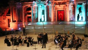 1800 yıllık antik tiyatroda, filarmoni orkestrasından konser