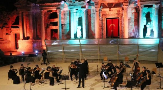 1800 yıllık antik tiyatroda, filarmoni orkestrasından konser
