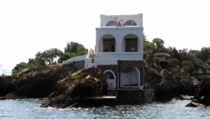 Adaya kaçak villa! Ekipler tekneyle gelip yıktı