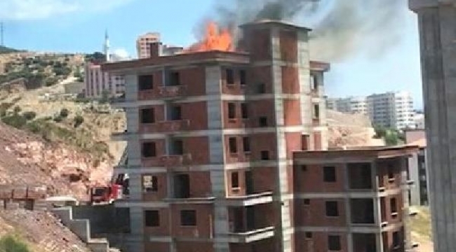 Apartmanın çatısında çıkan yangın söndürüldü