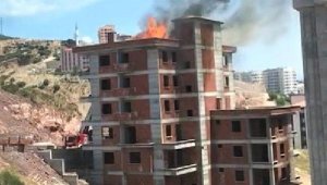 Apartmanın çatısında çıkan yangın söndürüldü