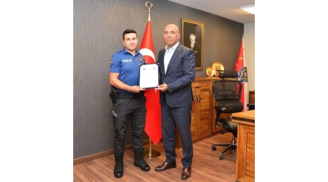 Atatürk büstünü temizleyen polis memuruna teşekkür belgesi 