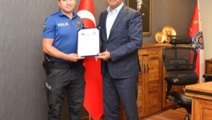 Atatürk büstünü temizleyen polis memuruna teşekkür belgesi 