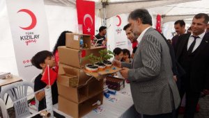 Atık malzemelerden oyuncaklar yaptılar