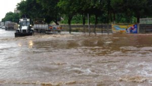 Aydın'da sağanak; yollar göle döndü