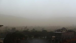 Aydın'da yağmurla birlikte gökyüzünü toz bulutu kapladı