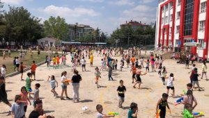 Balıkesir'de ilkokul öğrencileri eğitim öğretim yılını su savaşıyla tamamladı