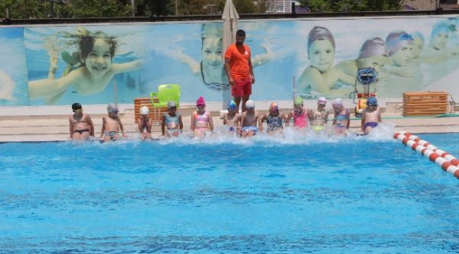 Bayraklı'da okullar kapandı, belediyenin yüzme kursları başladı