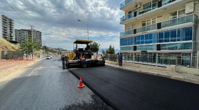 Bayraklı'da yol yenileme, kaldırım, kilit parke döşeme çalışmaları sürüyor