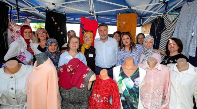 Bayraklı'nın üreten kadınları el emeklerini sergiledi