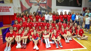 Bayraklı'nın yaz spor okullarına renkli açılış! Gösteriler sunuldu