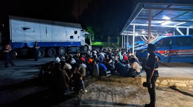 Bir kamyonun kasasından 111 mülteci çıktı