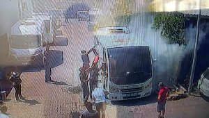 Bodrum'da park halindeki minibüs yandı, o anlar kamerada