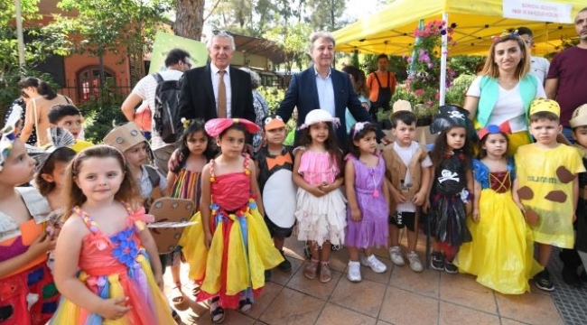 Bornovalı minikler plastik tabak, bardak, pipet atıklarından giysiler yaptı