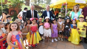 Bornovalı minikler plastik tabak, bardak, pipet atıklarından giysiler yaptı