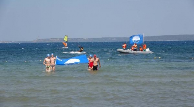 Çanakkale'de halk plajına mavi bayrak asıldı