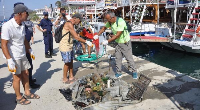 Datça Limanı'nda deniz dibi pırıl pırıl oldu