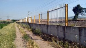 Demir yolu hattında korkulukları çaldılar