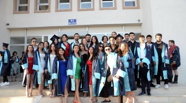 Dokuz Eylül Üniversitesi Efes Meslek Yüksekokulu'nda mezuniyet heyecanı