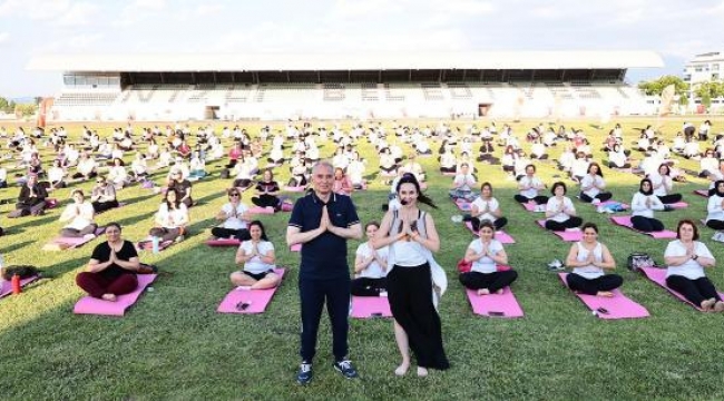 Dünya Yoga Günü'nde 500 kadın yoga yaptı
