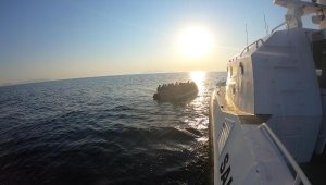 Foça'da 37 kaçak göçmen kurtarıldı