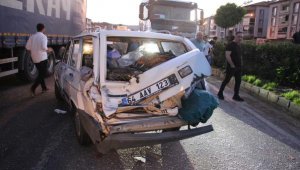 Freni boşalan TIR, kırmızı ışıkta otomobile çarptı