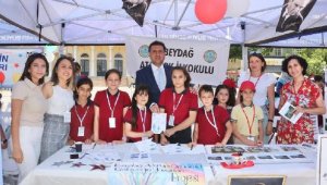 'Geleceğin Yazarları Projesi Kitap Fuarı', Konak Meydanı'nda