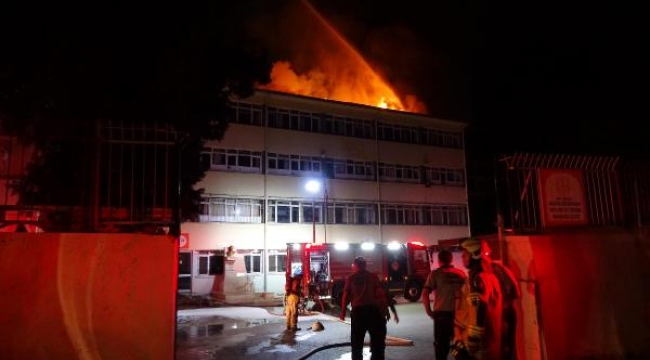 Karşıyaka'da bir okulun çatısında yangın çıktı