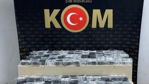 İzmir'de gümrük kaçağı 990 cep telefonu ele geçirildi, 1 gözaltı