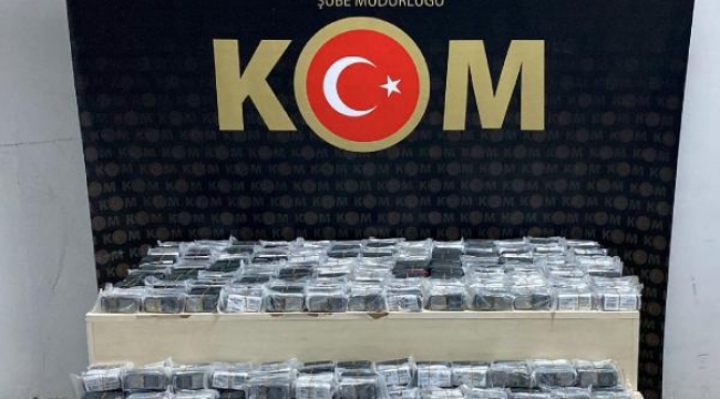 İzmir'de gümrük kaçağı 990 cep telefonu ele geçirildi, 1 gözaltı