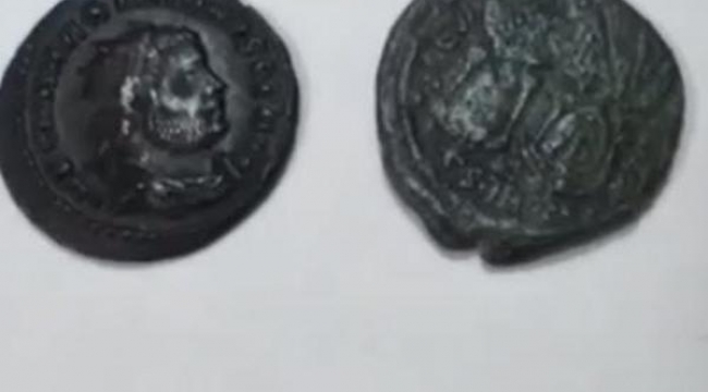 İzmir'de Roma dönemine ait 61 sikke ele geçirildi