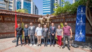 İzmir'e Ahmet Piriştina heykeli dikildi