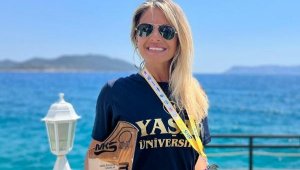 İzmirli Aslı, Meis-Kaş arasında yüzdü, dereceye girdi