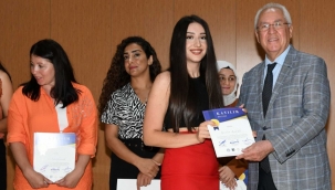 Karabağlar'da 'Kızkardeşler El Ele' Projesi'ne katılan kadınlar belge aldı